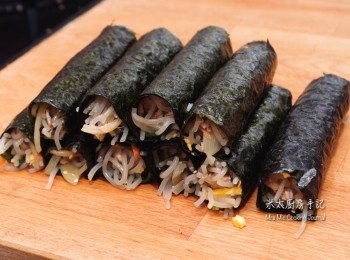 step5: 把一撮粉絲放在紫菜下方，然後向上捲，收口位置掃上水黏好，如是者把所有紫菜卷捲好。