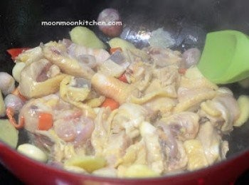 step2: 3.起鑊，下油，先爆香薑、紅蔥頭、蒜頭、指天椒至出香味。
4.下雞件爆炒，洗玫瑰露酒，炒至呈金黃色。