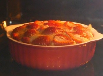 step7: 烤焗過程中粉漿或果汁或會溢出，所以把焗碟放在烤盤上放入焗爐。放入己預熱至190℃的焗爐，置於中低層烤30分鐘。