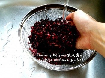 step2: 翌日將黑糯米用水沖一沖洗及瀝乾水份