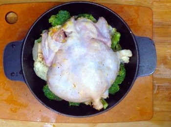 step13: 將釀好的雞放入鑄鐵鍋，再入焗爐烤1小時即成