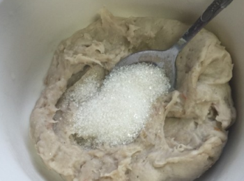 step2: 壓爛成泥，加適量白糖。