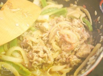 step5: 贊入紹興酒炒至差不多全熟, 盛起肥牛備用