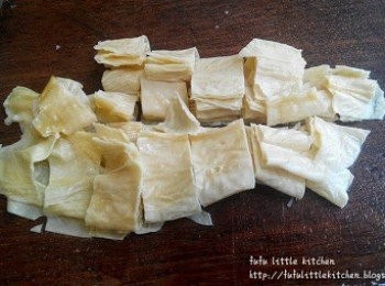 step3: 腐皮以滾水煮至軟身，取出切成小件。
