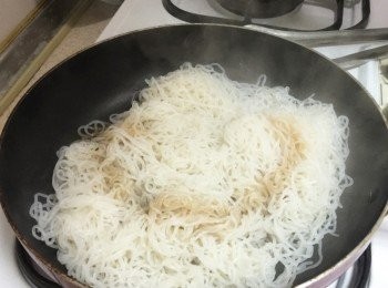 step4: 蒟蒻春雨放入鍋中乾煎至表面乾燥後，加上少許日式醬油調味後，即可起鍋備用。