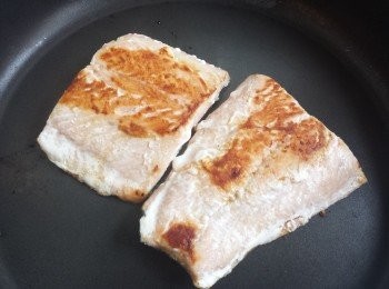 step3: 再將三文魚反轉，煎至熟後，撕去魚皮，放涼，壓碎。