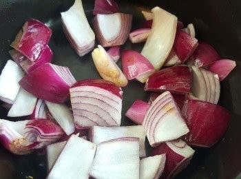 step4: 熱鍋，放1茶匙油，先炒香洋蔥。