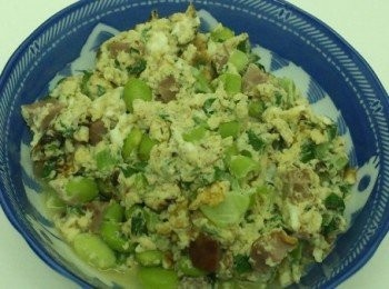 step3: 放入油鍋中，稍微拌炒一下，等到蛋液略為凝結後，即可起鍋！