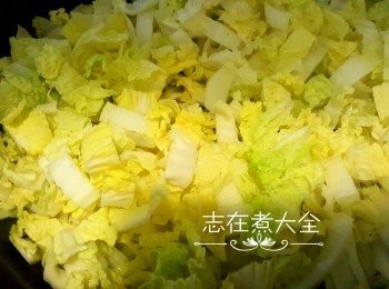 step4: 以中大火炒娃娃菜，太多菜汁可先行隔走
