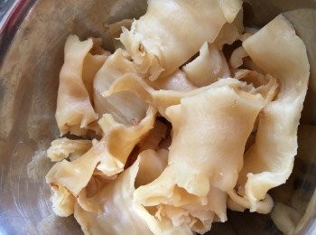 step1: 浸發花膠筒： 
首先用清水把花膠完全浸透6至18小時至軟身，令膠質軟化。期間亦要換水。而每次換水前都要用凍水沖洗，去除其腥臭氣味，準備薑蔥並加入清水，煲至水沸後熄火，放入花膠並封密焗熟花膠，讓花膠留在熱水內至水冷卻，取出花膠，洗淨後，即可作煮食用。
*視乎花膠筒的大細及厚薄，所需的浸發時間及煲焗次數可能加多或減少