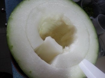 step4: 界薄冬瓜位去肉,冬瓜肉留起用作第二樣餸用