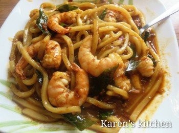 step7: 甘香海鲜炒乌东面作法，炒香甘香醬，放自己喜歡的海鮮炒五成熟，放乌东面和半湯匙蠔油炒勻，加少許水燜一下再炒勻即可。