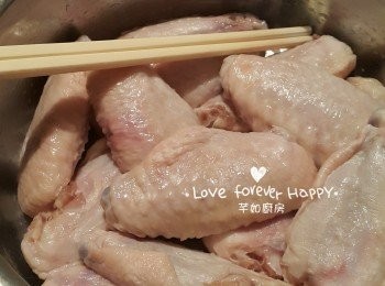 step3: 用<a href="https://bit.ly/3zHU5V3" target="_blank" data-keyword="雞翼" class="guide-link"><strong>雞翼</strong></a> <span style="display:inline-block;vertical-align:middle;margin-top:-3px;color:initial;border-radius:3px;padding:2px 3px;font-size:12px;line-height:14px;background:#87d300;color:#fff;">即買</span> 醃料醃<a href="https://bit.ly/3zHU5V3" target="_blank" data-keyword="雞翼" class="guide-link"><strong>雞翼</strong></a> <span style="display:inline-block;vertical-align:middle;margin-top:-3px;color:initial;border-radius:3px;padding:2px 3px;font-size:12px;line-height:14px;background:#87d300;color:#fff;">即買</span> 至少4小時 (醃過夜更佳)