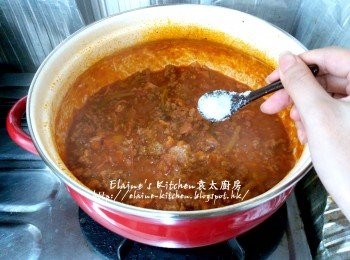 step7: 1小時後加入少許鹽及黑胡椒碎拌勻調味 , 熄火蓋上蓋焗30分鐘成肉醬