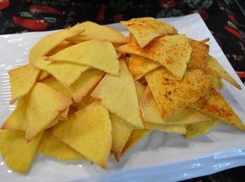 step8: 放入已預熱的烤箱以180度烤約 5-6分鐘至香脆。
這裡用的玉米粉 cornmeal 是用乾玉米磨成的細碎粉，並不是那種白色的玉米澱粉。Cornmeal 可在超市或烘焙店買到。如買不到，也可用乾玉米攪打成粉。