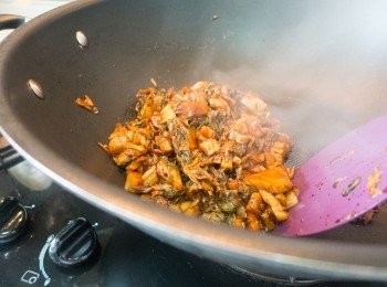 step7: 開鑊落少許油爆香梅菜，加三四粒八角，四五湯匙老抽，五六匙糖炒香，熄火備用。老實講，我係唔記得我落咗幾多糖的。你自己煮果時慢慢試味。