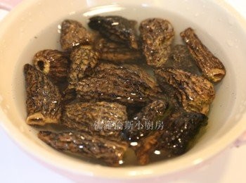 step2: (2) 羊肚菌先用水沖15秒後再用水浸30分鐘