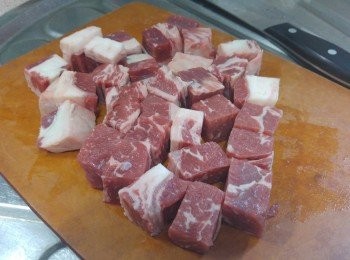 step2: 牛扒抹乾切成大約2 cm丁方粒