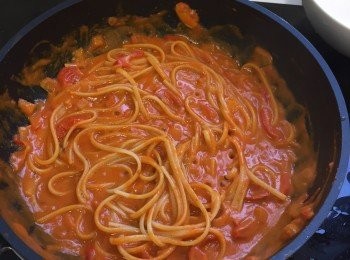 step13: 煲中取出扁意粉，直接加入蝦湯中，再加入少許煮意粉的水，轉中大火，煮至十成熟。