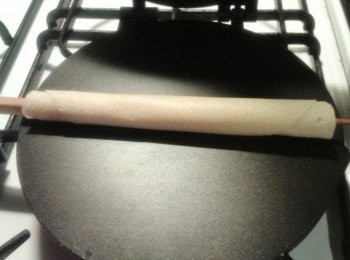 step7: 蛋皮呈金黃色，用筷子把蛋皮捲起