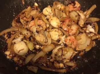 step7: 再加入海鮮炒匀半分鐘。