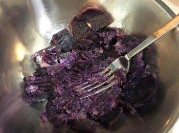 step2: 蒸好後用湯匙或叉壓成薯蓉