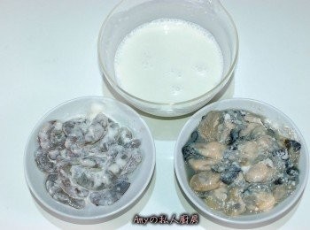 step3: 將地瓜粉及水調和。(使用前要先拌均勻,防止粉類沉澱),蚵仔及蝦仁拌一些粉漿(可避免煎的時候蚵仔及蝦仁縮水)