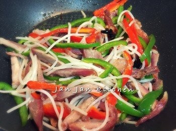 step4: 白鑊小火先將芽菜、青紅椒輕炒可去除草青味，再下油開中火炒至軟身，下蒜蓉炒香。