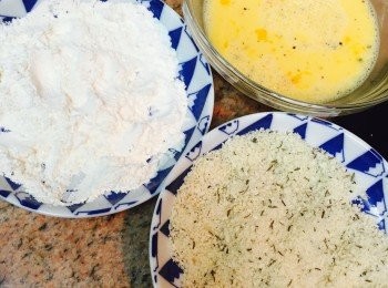 step3: 用三個容器分別盛載和混合：1）麵粉。2）雞蛋和牛奶。3）日式麵包糠和百里香碎。三個分別以少量鹽和黑椒調味。