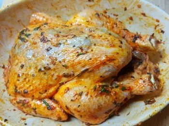 step3: 小心將雞皮與肉推開，不要弄破雞皮。
將部份<span class="group_2">醃料</span>放入塗抹於雞肚內，再將部份<span class="group_2">醃料</span>塗抹於雞皮與雞肉中間，最後將餘下的<span class="group_2">醃料</span>塗抹全隻雞。