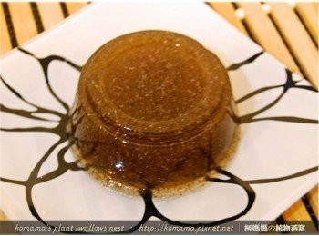 step2: 取一碗盤，將黑木耳健康凍自包裝盒中，直接倒扣在碗盤上。