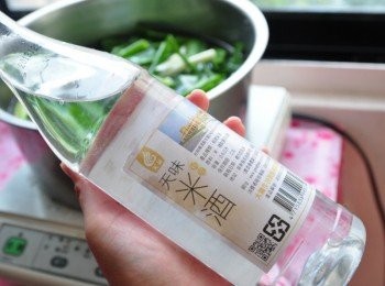 step4: 再加入少許米酒一起滾煮川燙