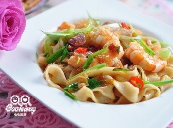 step4: 簡單快速，還充滿香氣的辣味拌麵，一個人吃也不馬虎喔~