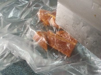 step10: 片糖用食物袋裝起,用刀背拍碎