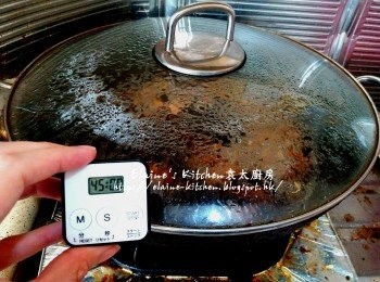 step8: 加入<span class="group_2">調味料</span>及冰糖拌勻後加入5杯水份量再拌勻 , 用中火煮滾後蓋上蓋轉慢火炆45分鐘