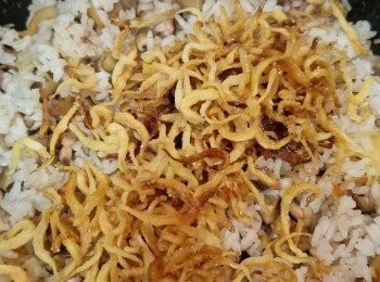 step5: 而家可以加上蔥頭，魚仔，蔥粒及【<span class="group_2">豉油汁</span>】。