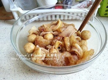 step4: 將魚蛋 , 豬皮 , 牛栢葉放入大碗內加入<span class="group_2">醃料</span>拌勻靜待30分鐘