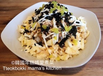 step9: 放上蛋黃醬和淋上適量的照燒汁，擺上紫菜碎和黃蘿蔔粒作裝飾，完成啦！