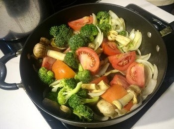 step1: 蘑菇切厚片、番茄和洋蔥切小塊狀、花椰菜切小朵、骨腿切塊退冰後，汆燙去血水備用。