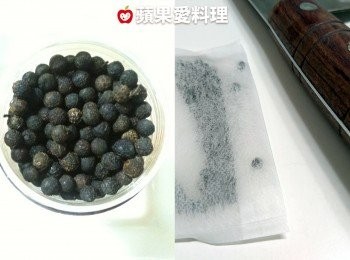 step1: 壓碎馬告：將馬告放入料理袋，用刀柄壓碎。