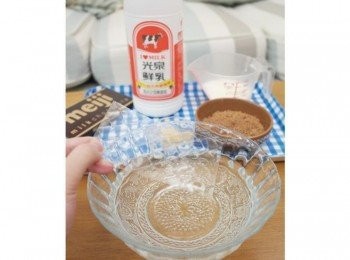 step2: 接著將吉利丁片泡在冷水中~大約泡3分鐘至軟化^^如果沒有吉利丁片也可以使用吉利丁粉唷!!