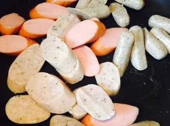 step1: 法蘭克福腸（或任何香腸)斜切成片。鍋中燒熱少許油，放入香腸炒至金黄色，盛起備用。