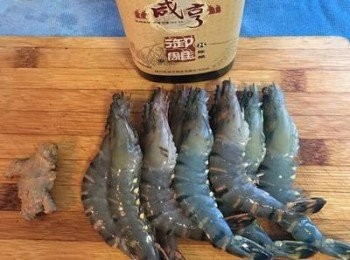 step1: 蝦子冰暈後用料理用剪刀剪掉嘴巴（眼睛前都剪掉）並將蝦子腳也都剪掉。 薑切片。