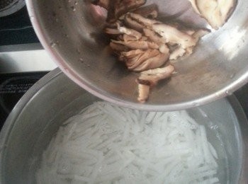 step4: 將蘿蔔絲和冬菇出水5分鐘煮熟後灘凍