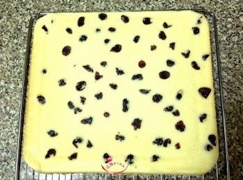 step7: 蛋糕倒扣出來，撕去底紙待涼