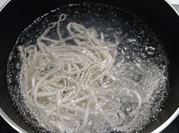 step1: 燙麵條：取一湯鍋煮水，待水滾後，將麵條放進去煮。