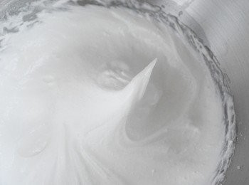 step2: 打發約五至八分鐘，至蛋白有光澤，像綿花糖的質感，將蛋白霜拉起時，末端堅挺。再將白醋加入粟粉拌勻，再加入蛋白霜內拌勻