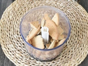 step1: 將消化餅乾放入密實袋內，用木棒壓碎餅乾或放入攪拌機內，攪碎