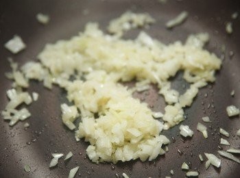 step2: 首先將洋蔥丁炒香備用。