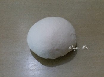 step2: 用手搓揉至光滑約幾分鐘, 鬆弛5分鐘, 時間太多的話, 麵糰會不斷發酵, 產生大量氣泡。